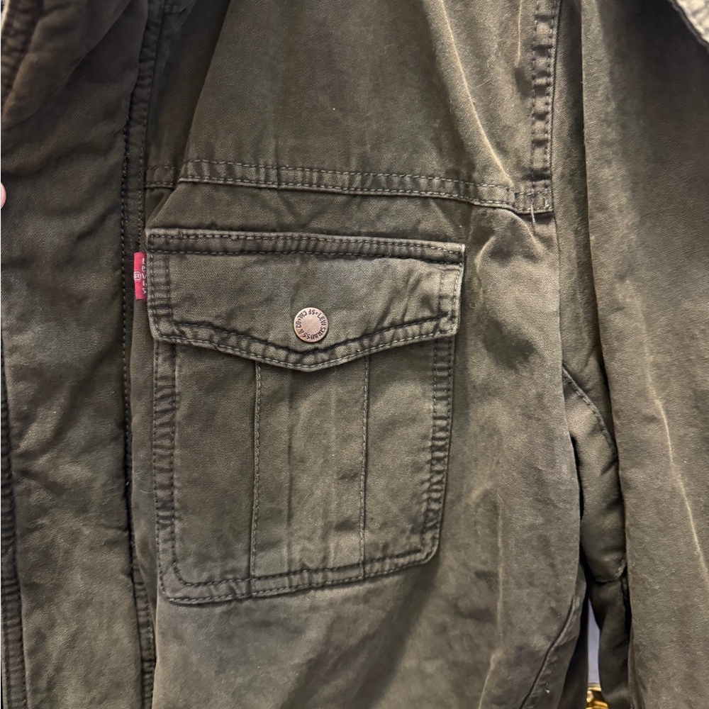 Vintage Levi's green trucker jacket with grey hood and fleece lining - Picture 6 of 10